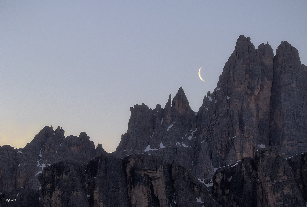Luna di 3 giorni all'alba