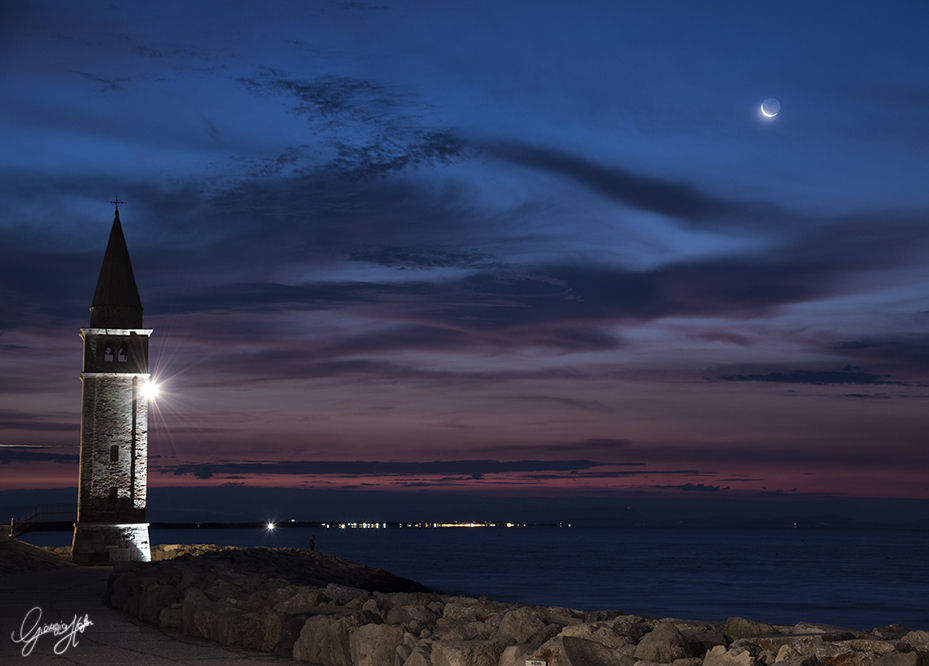 falcetta di luna all'alba